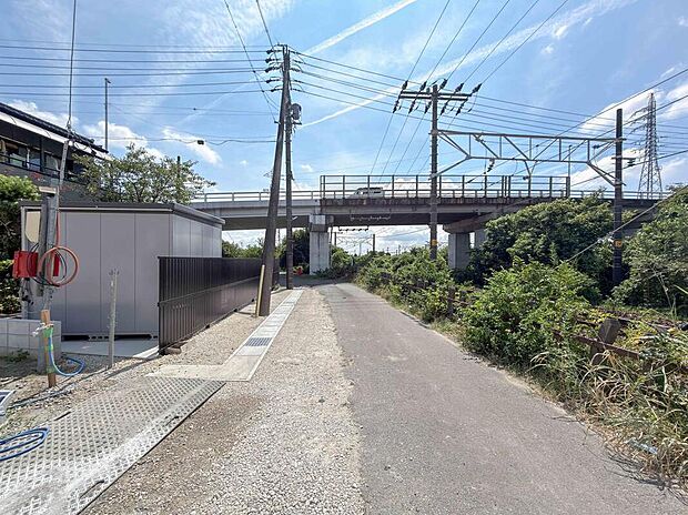 前面道路は交通量の少ない道路です。ゆとりがあり、駐車時もゆっくりと落ち着いて行える立地環境になっています♪
