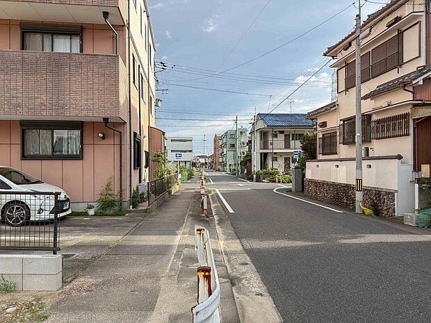 前面道路は交通量の少ない道路です。ゆとりがあり、駐車時もゆっくりと落ち着いて行える立地環境になっています♪