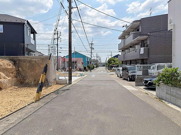 前面道路は交通量の少ない道路です。ゆとりがあり、駐車時もゆっくりと落ち着いて行える立地環境になっています♪