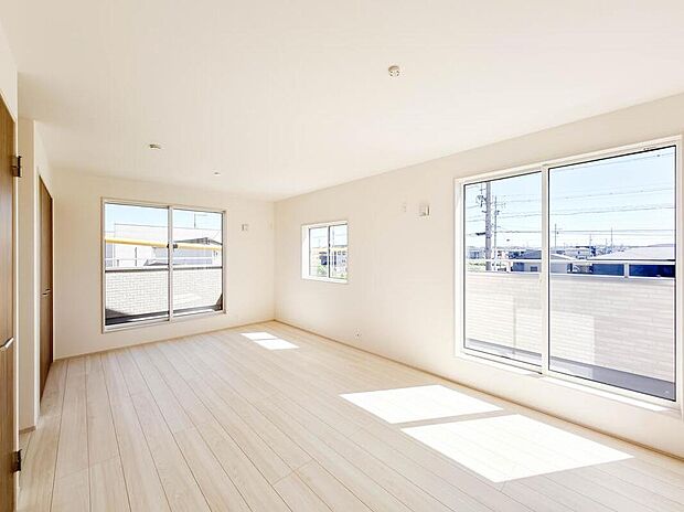 全室収納付き！主寝室にはWICを完備しておりますので、季節物の洋服や大きなスーツケースなども収納できます♪洋服を探す手間が減りコーディネートもしやすいですね！