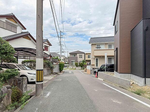 前面道路は交通量の少ない道路です。ゆとりがあり、駐車時もゆっくりと落ち着いて行える立地環境になっています♪