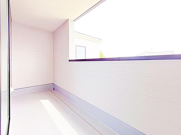 【バルコニー】インナーバルコニーは屋根もあるので外出時の突然の雨でも慌てずに済みますね♪
