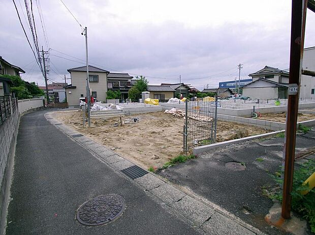 【前面道路含む現地写真】静かな生活道路に面した、安心の住まい。車の往来が少なく、小さなお子さまがいるご家族にも優しい、穏やかな環境が整っています。