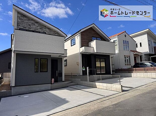 【現地外観写真】全２邸☆右から１・２号棟流行に左右されず、将来にわたって価値が継続する「上質」な佇まい。おしゃれな雰囲気や自然の潤い、親しみやすさといった暮らしを豊かにしてくれる住空間です。