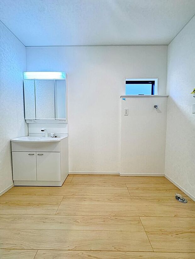 【洗面台・洗面所】暮らしを快適にする三面鏡仕様の洗面化粧台。洗面所を広く設計致しました。可動棚を設置すれば、お着替えやタオルを置けて使い勝手がよいです♪