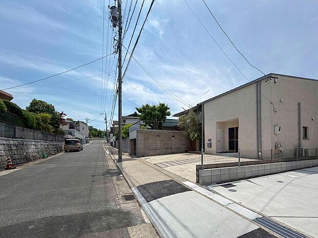 【前面道路含む現地写真】前面道路は交通量の少ない道路です。ゆとりがあり、駐車時もゆっくりと落ち着いて行える立地環境になっています♪　　