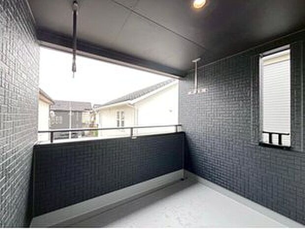 【バルコニー】雨の日も洗濯物が濡れる心配のないインナーバルコニー仕様♪お洗濯だけでなく、ちょっとしたリラックスできる空間になりそうです☆