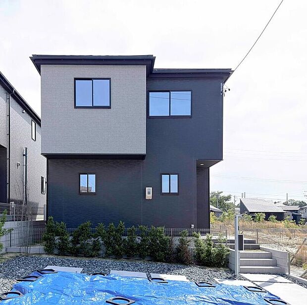 【現地外観写真】１号棟完成しております！本日もご見学可能です♪ 現地見学をご希望の際は、お気軽にご連絡ください。スタッフが丁寧にご案内いたします。