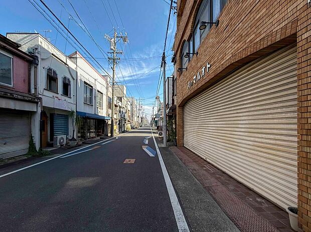 【前面道路含む現地写真】前面道路は交通量の少ない道路です。ゆとりがあり、駐車時もゆっくりと落ち着いて行える立地環境になっています♪　　