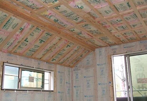 【断熱材】断熱工事は建物の壁体等から外部への熱の流出、外部からの熱の侵入を防ぐためのもの。
断熱材を床下、壁面、天井面等に隙間なく敷き詰めます。