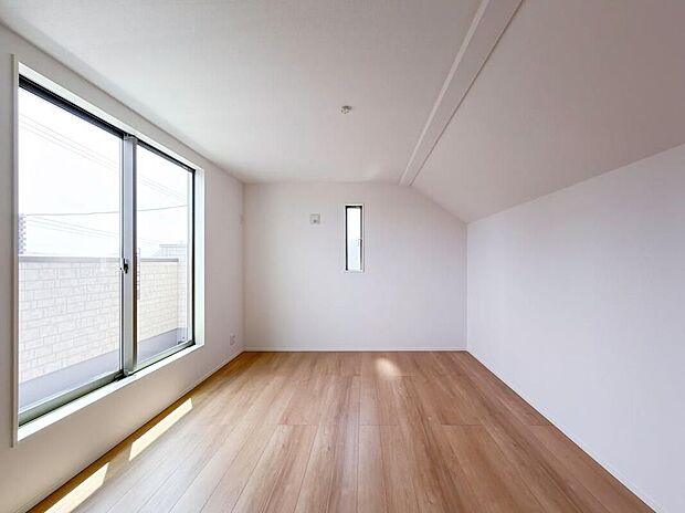 【リビング以外の居室】２面採光を施した為、晴れの日の日中はいつも明るい室内です。窓を開放すれば気持ちの良い風が入り込んできますよ♪
