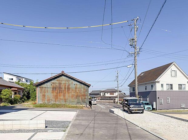 【前面道路含む現地写真】前面道路は交通量の少ない道路です。ゆとりがあり、駐車時もゆっくりと落ち着いて行える立地環境になっています♪　　
