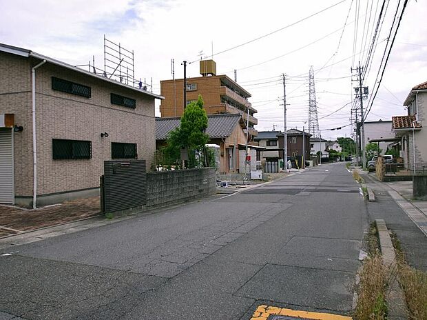 【前面道路含む現地写真】前面道路は交通量の少ない道路です。ゆとりがあり、駐車時もゆっくりと落ち着いて行える立地環境になっています♪　　