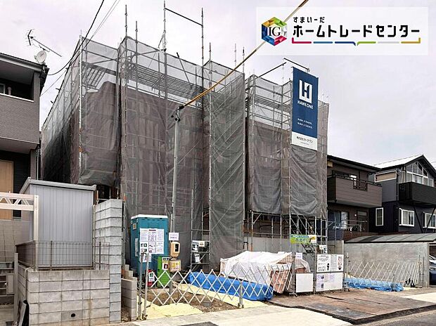 【現地外観写真】全２棟
並列２台駐車可能♪
完成に向けて現在建築工事中です☆土日・平日を問わず毎日モデルハウスにて物件説明会を開催中☆お気軽にお問い合わせ下さい☆