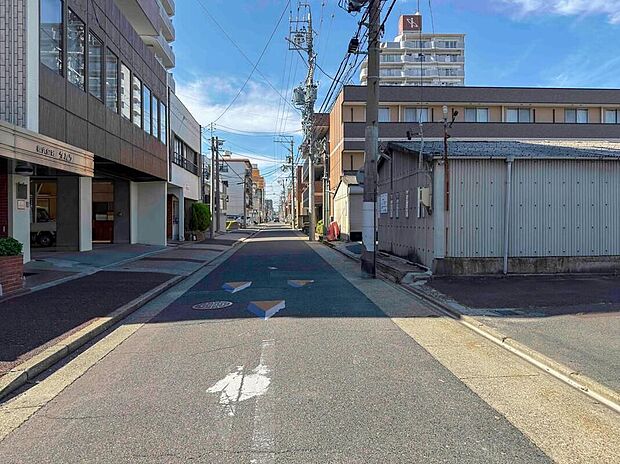 【前面道路含む現地写真】前面道路は交通量の少ない道路です。ゆとりがあり、駐車時もゆっくりと落ち着いて行える立地環境になっています♪　　