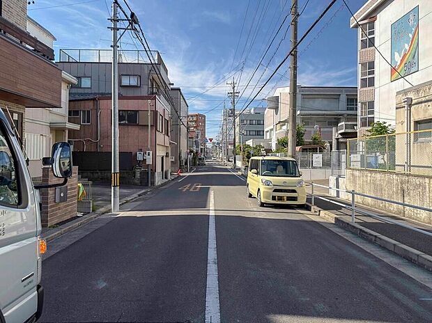 【前面道路含む現地写真】前面道路は交通量の少ない道路です。ゆとりがあり、駐車時もゆっくりと落ち着いて行える立地環境になっています♪　　