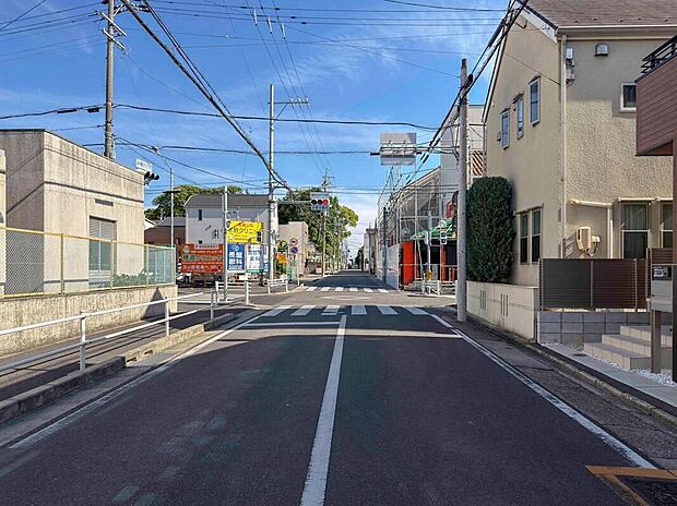 【前面道路含む現地写真】前面道路がゆったりしているので、車の出し入れもスムーズ。初心者の方でも安心して駐車していただけます。