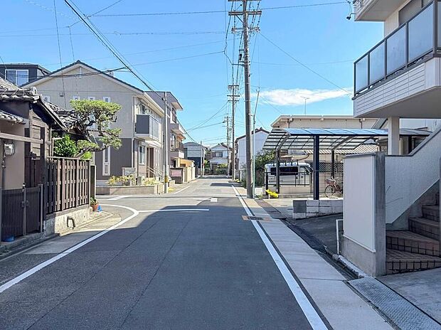 【前面道路含む現地写真】前面道路がゆったりしているので、車の出し入れもスムーズ。初心者の方でも安心して駐車していただけます。