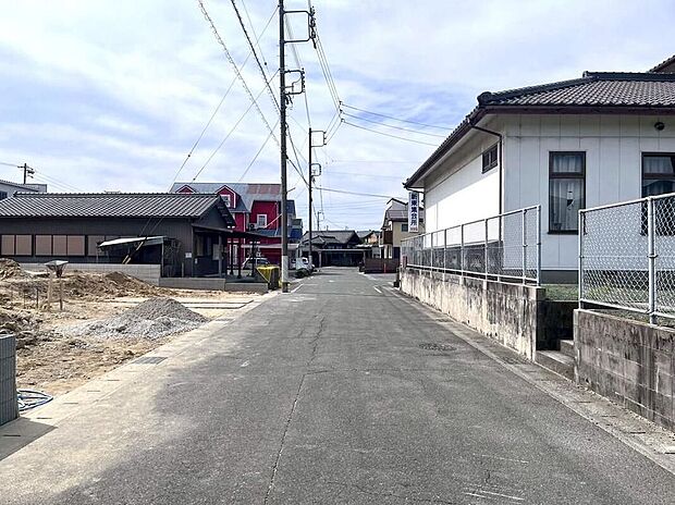 【前面道路含む現地写真】前面道路はゆとりのある約6m！お車のすれ違いや駐車もスムーズに行えます♪