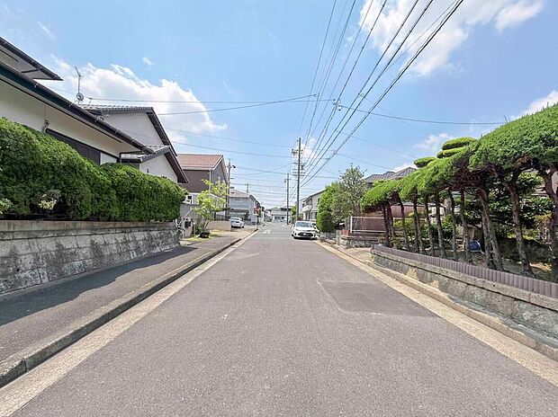 【前面道路含む現地写真】前面道路は交通量の少ない道路です。ゆとりがあり、駐車時もゆっくりと落ち着いて行える立地環境になっています♪　　
