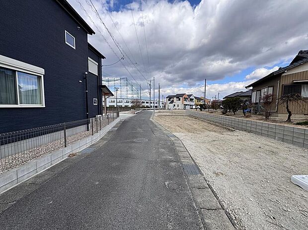 【前面道路含む現地写真】前面道路は交通量の少ない道路です。ゆとりがあり、駐車時もゆっくりと落ち着いて行える立地環境になっています♪　　