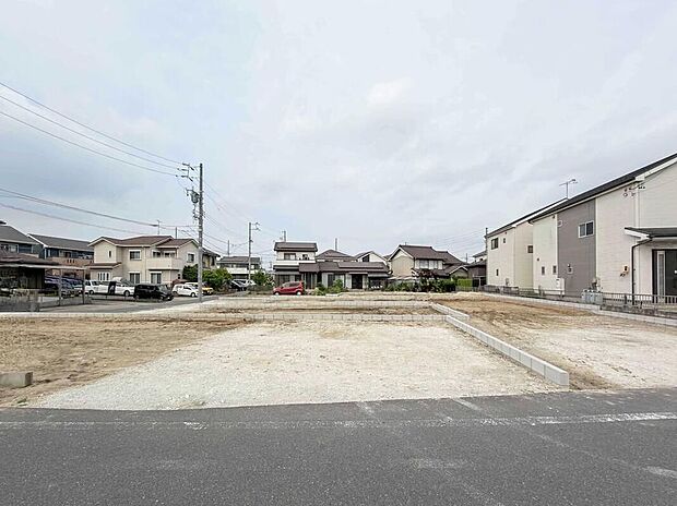 【現地外観写真】自然を感じられる穏やかな環境と、暮らしの利便性を兼ね備えた住まい。通勤・通学やお買い物にも便利で、ゆとりある毎日を叶えます。
