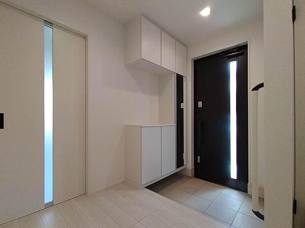 【玄関】住まう人も来客も入った時にワクワクさせてくれるオシャレな玄関♪収納もたっぷりあるので、靴がたくさんあっても安心!気持ちの良い朝は、毎日ここからスタートしていきます♪