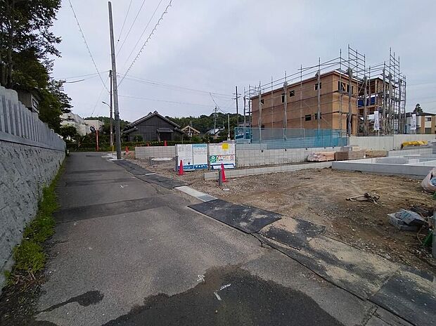 【前面道路含む現地写真】前面道路は交通量の少ない道路です。ゆとりがあり、駐車時もゆっくりと落ち着いて行える立地環境になっています♪　　