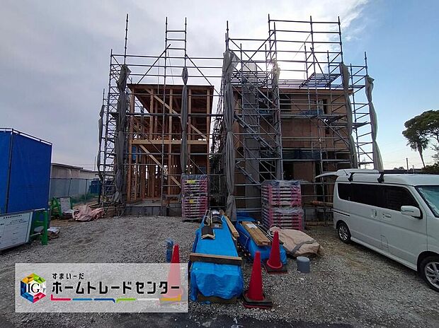 【現地外観写真】一戸建ての大きなメリットは、「自分の土地」を自由に使えること。好きなペットが飼えるほか、ガーデニングやＤＩＹ、車やバイクの手入れなど様々な趣味を楽しめます♪