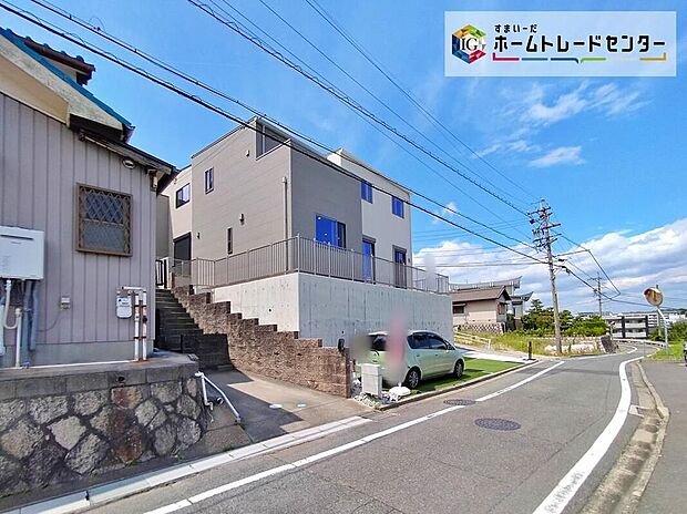 【前面道路含む現地写真】前面道路は交通量の少ない道路です。ゆとりがあり、駐車時もゆっくりと落ち着いて行える立地環境になっています♪