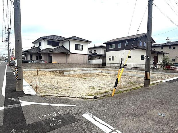 【前面道路含む現地写真】前面道路は交通量の少ない道路です。ゆとりがあり、駐車時もゆっくりと落ち着いて行える立地環境になっています♪