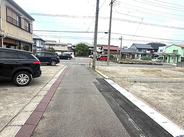【前面道路含む現地写真】完成に向けて建築が順調に進んでいます! 実際の現地では、街並みや周辺環境、前面道路の広さなどもご確認いただけます。マイホーム選びの第一歩に、ぜひ現地をご覧ください♪