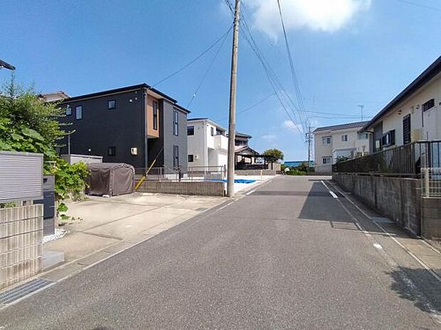 【前面道路含む現地写真】前面道路は交通量の少ない道路です。ゆとりがあり、駐車時もゆっくりと落ち着いて行える立地環境になっています♪