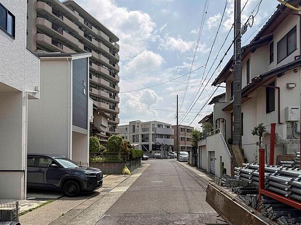 【前面道路含む現地写真】前面道路は交通量の少ない道路です。ゆとりがあり、駐車時もゆっくりと落ち着いて行える立地環境になっています♪