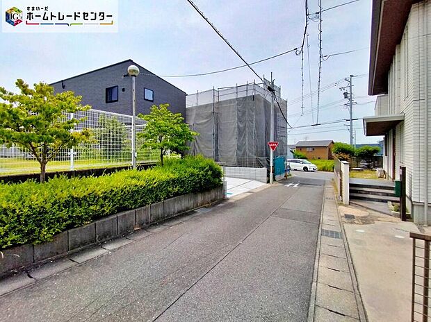 【前面道路含む現地写真】【前面道路】(3号棟側)周辺は静かで落ち着いた住宅街。前面道路は車通りが少ないため、お子様との暮らしにも安心。駐車の際にも慌てることがなくスムーズです♪