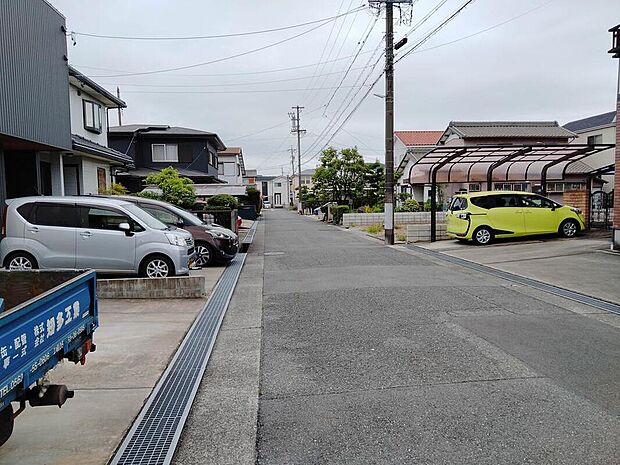 【前面道路含む現地写真】スーパー・コンビニ・ドラッグストアが徒歩10分圏内！毎日の買い物も近くて便利な住環境！