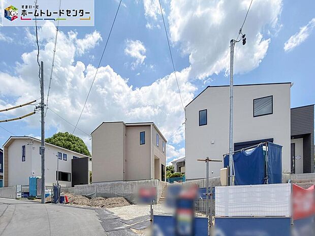 【現地外観写真】60坪超でゆとりの敷地の全6棟♪
当日のご見学も大歓迎です。この街で・この家で暮らしたいと思わせる理由を是非現地でお確かめ下さい！