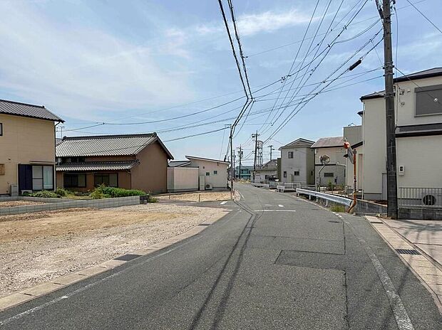 【前面道路含む現地写真】前面道路は交通量の少ない道路です。ゆとりがあり、駐車時もゆっくりと落ち着いて行える立地環境になっています♪