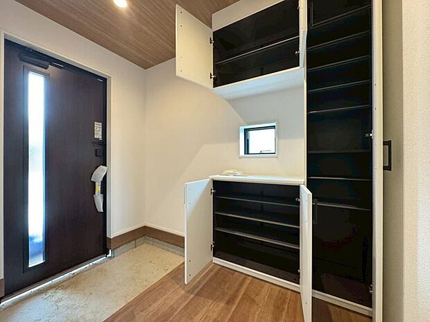 【玄関】1号棟住まう人も来客も入った時にワクワクさせてくれるオシャレな玄関♪収納もたっぷりあるので、靴がたくさんあっても安心!気持ちの良い朝は、毎日ここからスタートしていきます♪