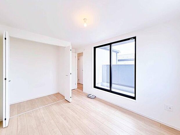 【リビング以外の居室】通風・採光にも優れ、心地よい光と風があふれています。 豊かな居住性とプライドを満たすクオリティが見事に調和した住空間。新築戸建でなければ体感できないひとときをご体感頂ける筈です。