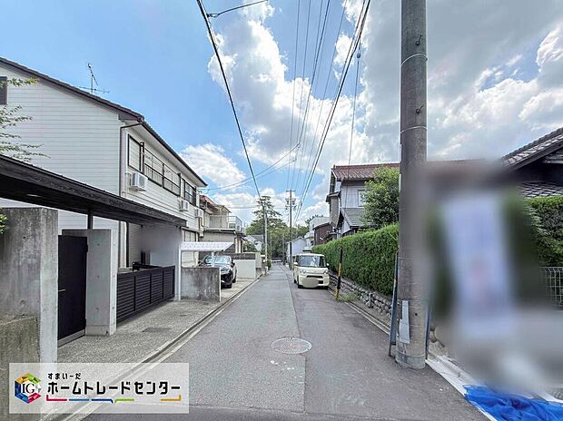 【前面道路含む現地写真】2台を並列駐車できるゆとりあるカースペース。前面道路は交通量の少ない道路です。ゆとりがあり、駐車時もゆっくりと落ち着いて行える立地環境になっています♪