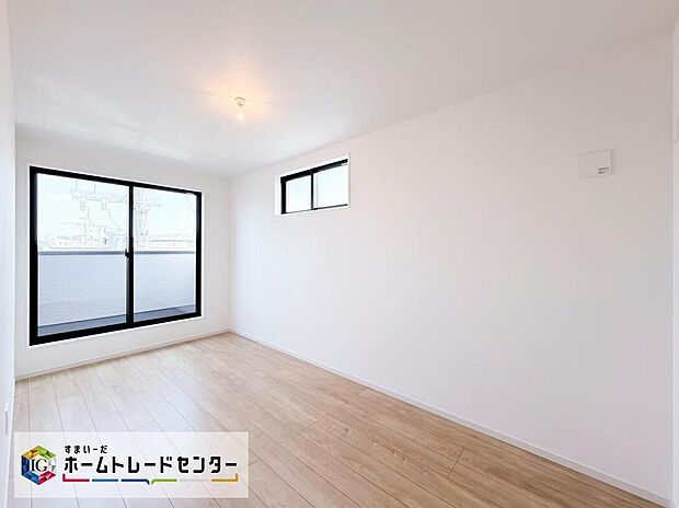 【リビング以外の居室】広々とした居住空間は日々の暮らしを彩り、心のやすらぎと満足感を与えてくれます。通風と採光を考慮した設計は子供たちはのびのび育ち、家族でくつろぎと団らんを生み出します。