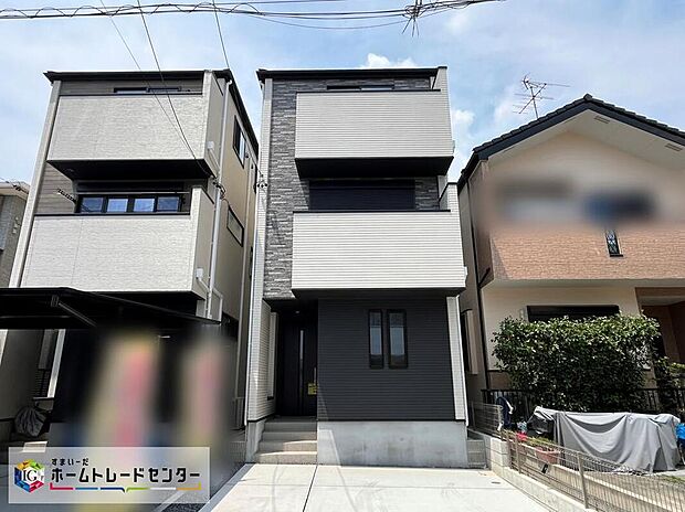 【現地外観写真】【1号棟(左):完売、2号棟(右)】
完成済み物件のため、即入居可能です♪お車は並列で2台駐車可能。広めの前面道路で駐車もラクに行えます。ご質問はいつでもお気軽にお問い合わせください♪
