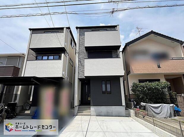 【前面道路含む現地写真】【1号棟(左):完売、2号棟(右)】
洗練されたデザインのお洒落なお住まいです。ゆとりの広さを誇る魅力あふれる邸宅の完成です。住人以外の車の進入も少なく、小さなお子様を持つご家庭にも安心。