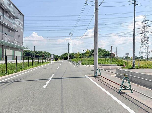 【前面道路含む現地写真】幅員約10mの公道に面し、ゆとりある街並みが広がります。