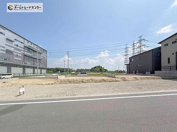【現地外観写真】完成に向けて現在建築工事中です☆土日・平日を問わず毎日モデルハウスにて物件説明会を開催中☆お気軽にお問い合わせ下さい☆

