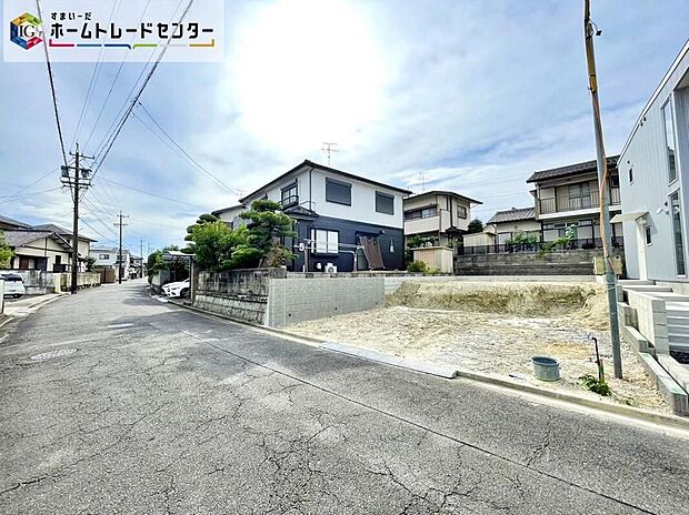 【前面道路含む現地写真】周辺は静かで落ち着いた住宅街。前面道路はゆとりがあり、お車の出し入れが苦手な方でも、ゆっくりと落ち着いて駐車できる立地環境になっています♪　　