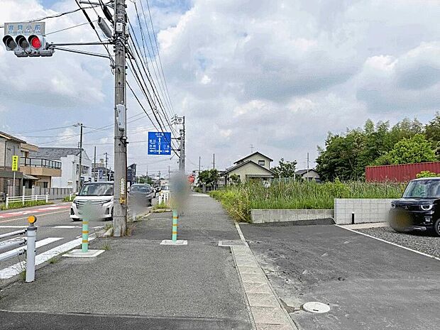 【前面道路含む現地写真】JR東海道本線「大高」駅徒歩20分☆お車でのアクセスも良好な立地です♪賃貸暮らしで気を使っていた「狭さ」や「騒音」とはもうおさらば！生活のしやすさを考えた新築マイホームを一緒に探してみませんか？