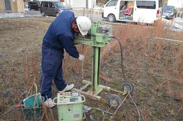 【地盤調査】全ての現場で地盤調査を実施しております。基準に満たない場合は全て地盤改良工事を施しております。補強方法は1件1件その土地の地耐力に見合った形で実施しております。
