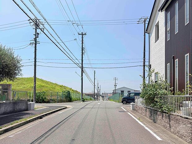 【前面道路含む現地写真】前面道路は交通量の少ない道路です。ゆとりがあり、駐車時もゆっくりと落ち着いて行える立地環境になっています♪　
